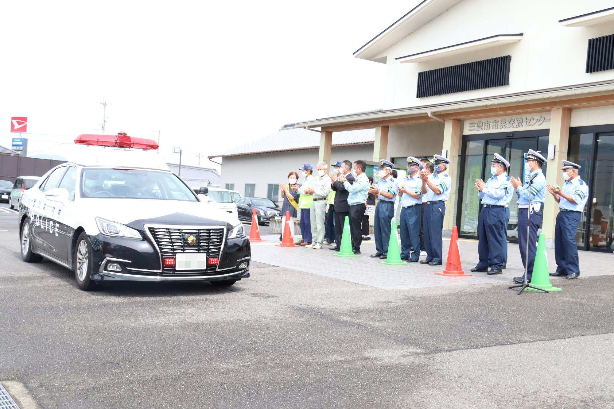 広報活動に向かうパトカー