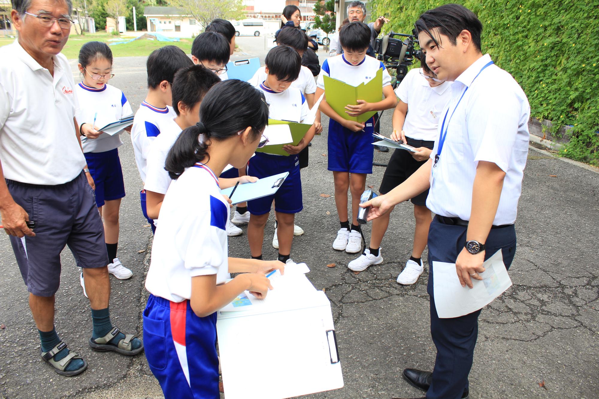 温度計で地面などの表面温度を測ります
