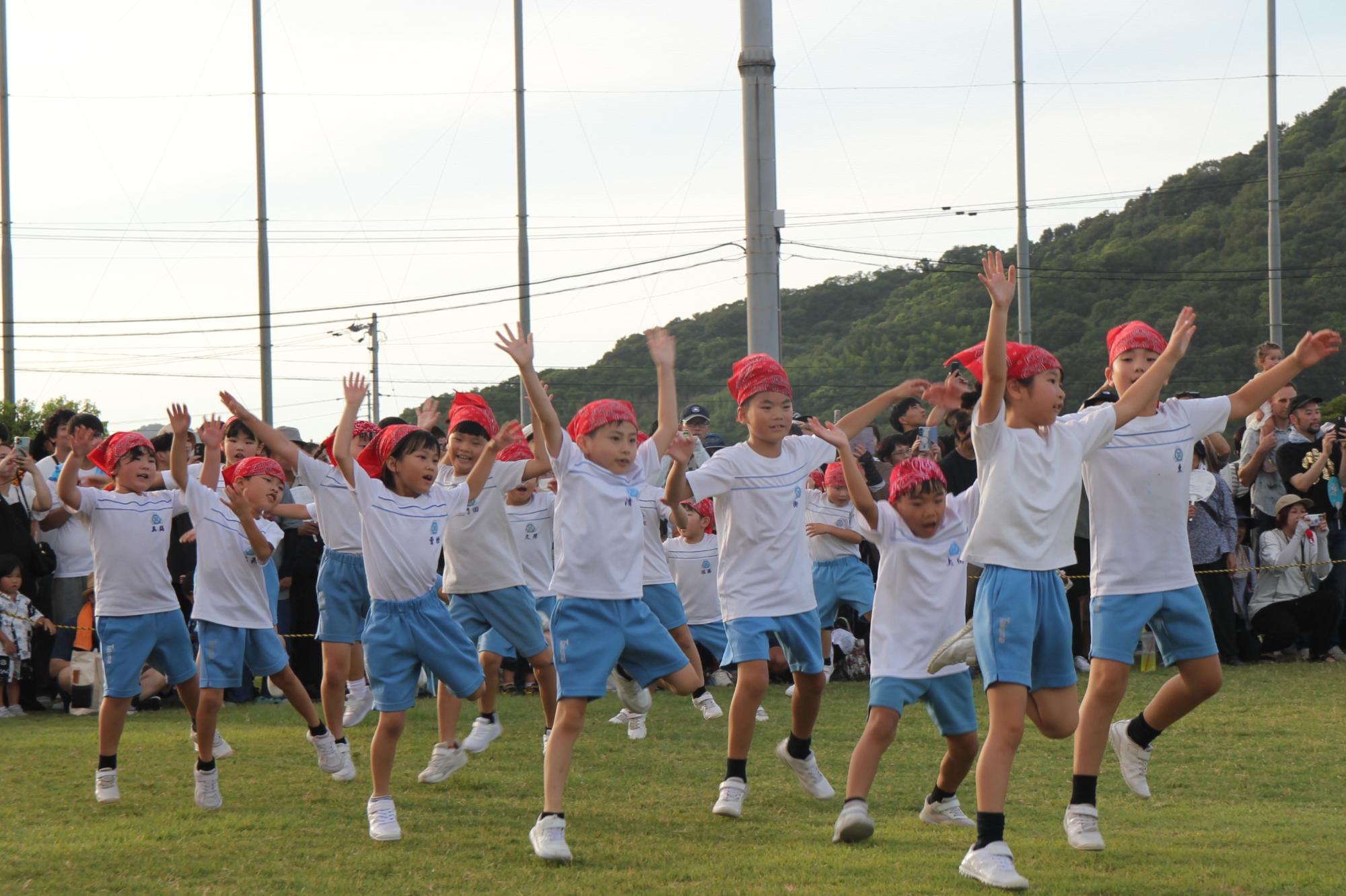 詫間町内の小学生による「うらしまサンバ」