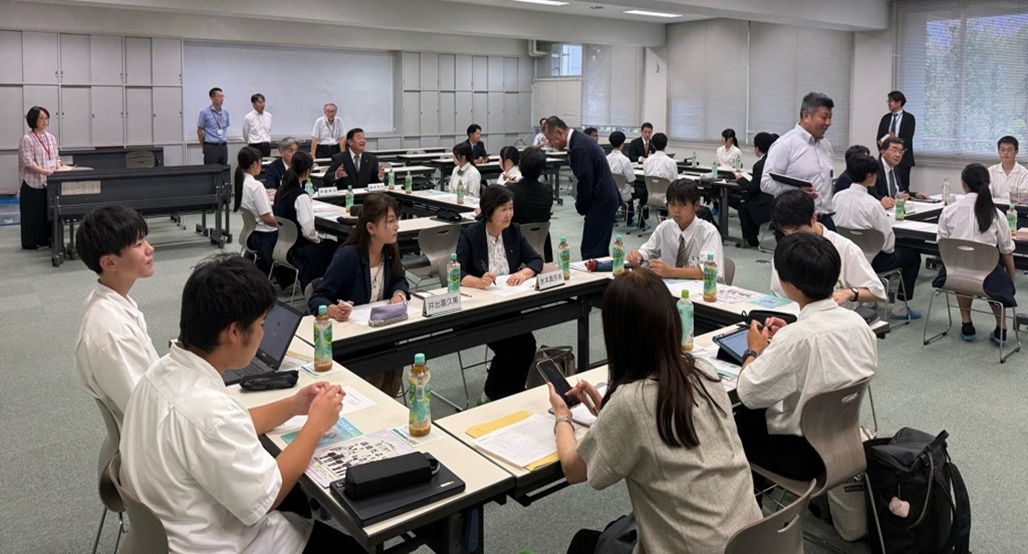 高校生の意見に耳を傾ける市議会議員