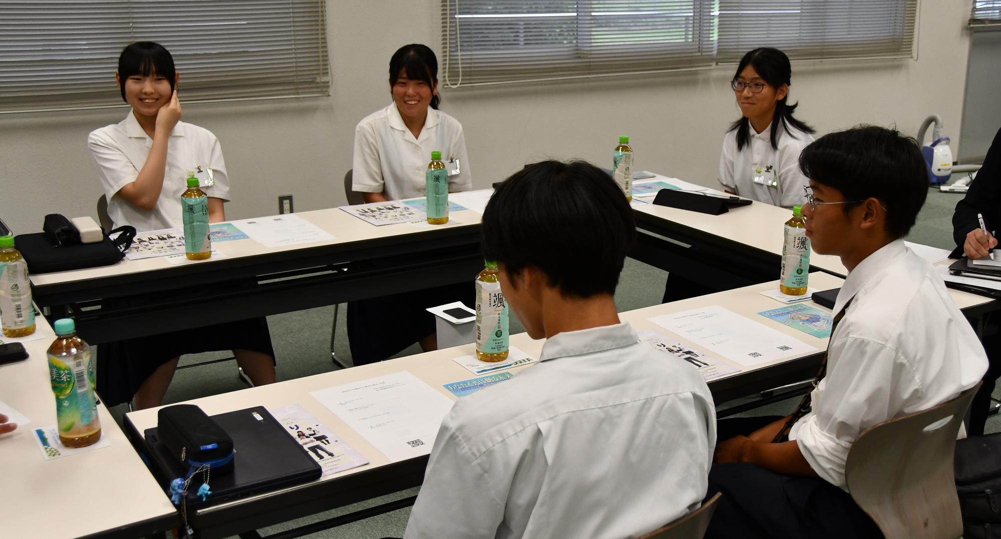 笑顔で意見を交わす高校生たち
