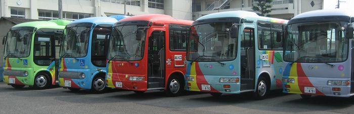 色とりどりのバスが並んでいるところを斜めから撮影した写真