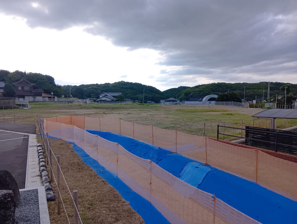 財田中小学校跡地（東側進入口より撮影）