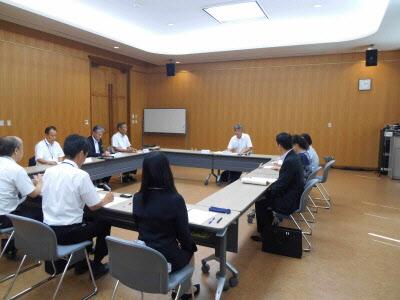 向かい合って長机を並べ会議室にて三豊市公文書等管理委員会が開かれている写真